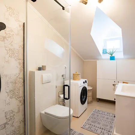 Seashell Apartment Split